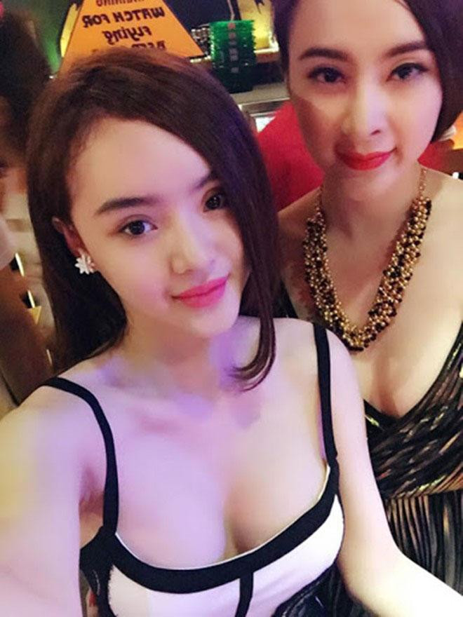 Em gái Angela Phương Trinh chỉ kém chị 1 tuổi và sở hữu gương mặt được đánh giá là giản dị và… hiền hơn cô chị rất nhiều.