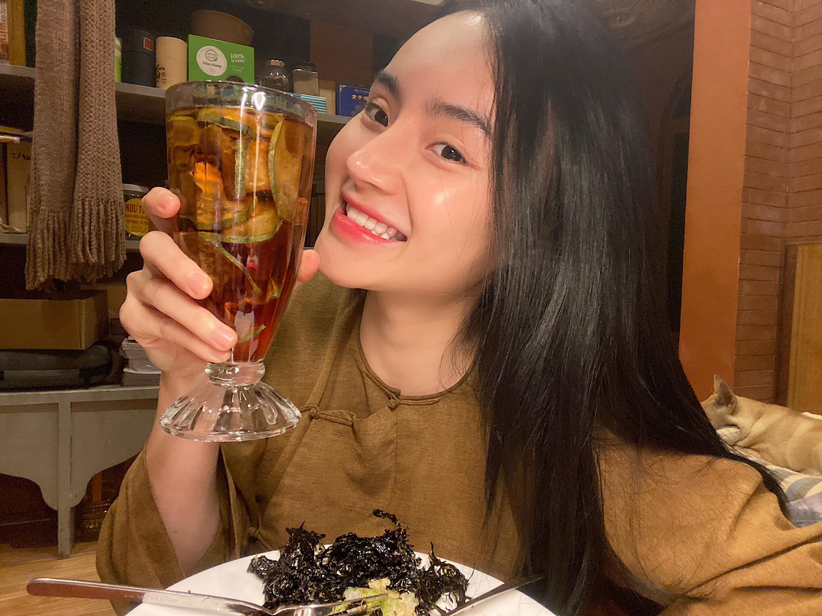 Đặc biệt, cặp chị em này rất tích cực đi làm từ thiện, giúp đỡ người nghèo. Ngoài ra, nối gót chị gái, Phương Trang cũng quyết định ăn chay trường.