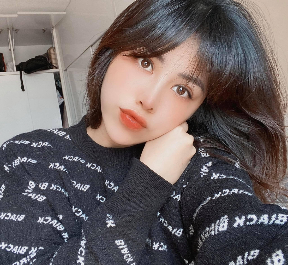 Nhiều người đã đặt tên cho cô là "Bông hồng trong buồng lái" sau khi nhìn thấy bức ảnh của cô khi đang làm việc tại một hãng hàng không Việt Nam.