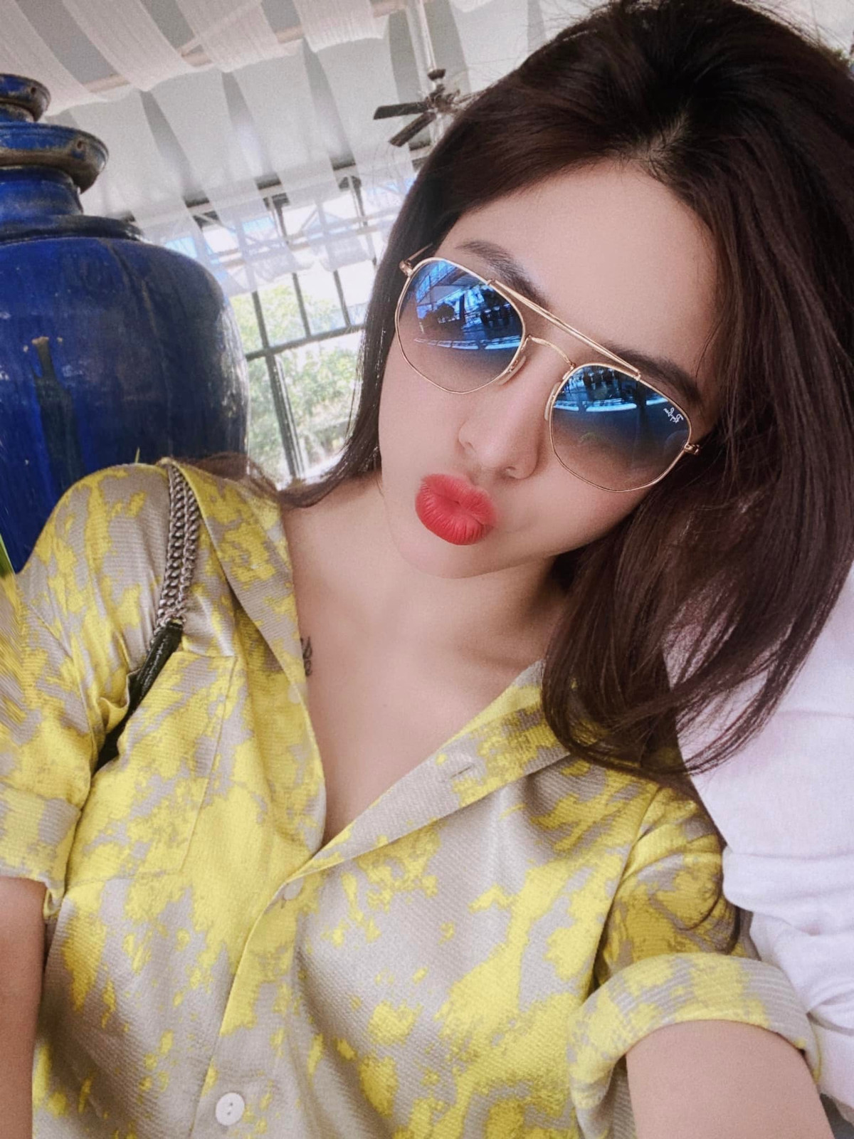 Không chỉ ý chí mạnh mẽ, vượt lên chính mình để theo đuổi ước mơ đứng trong buồng lái chinh phục bầu trời mà còn bởi cô có dung mạo xinh đẹp.