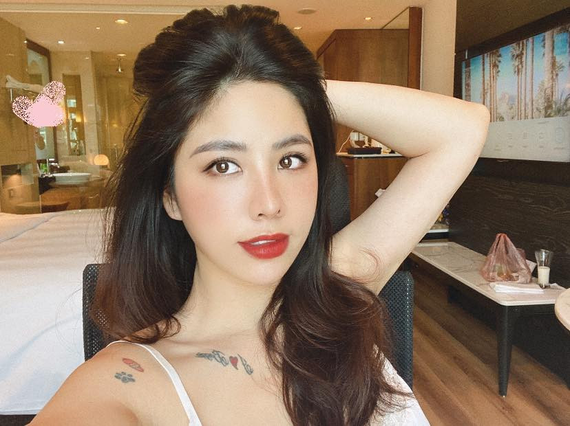 Nhìn qua ảnh, làn da trắng trẻo, mịn màng và vóc dáng mảnh mai, hầu như không ai tin rằng cô đã từng hai lần sinh nở và ở tuổi khoảng 40.