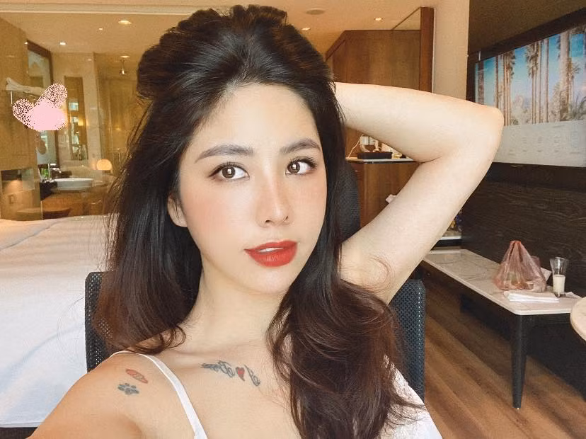 Nhìn qua ảnh, làn da trắng trẻo, mịn màng và vóc dáng mảnh mai, hầu như không ai tin rằng cô đã từng hai lần sinh nở và ở tuổi khoảng 40.