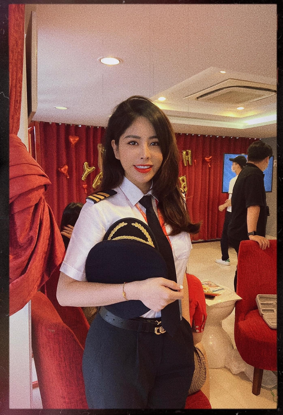 Võ Hồng Hạnh sinh năm 1985 là nữ cơ phó nổi đình đám MXH nhờ sở hữu sắc vóc đẹp miễn chê.