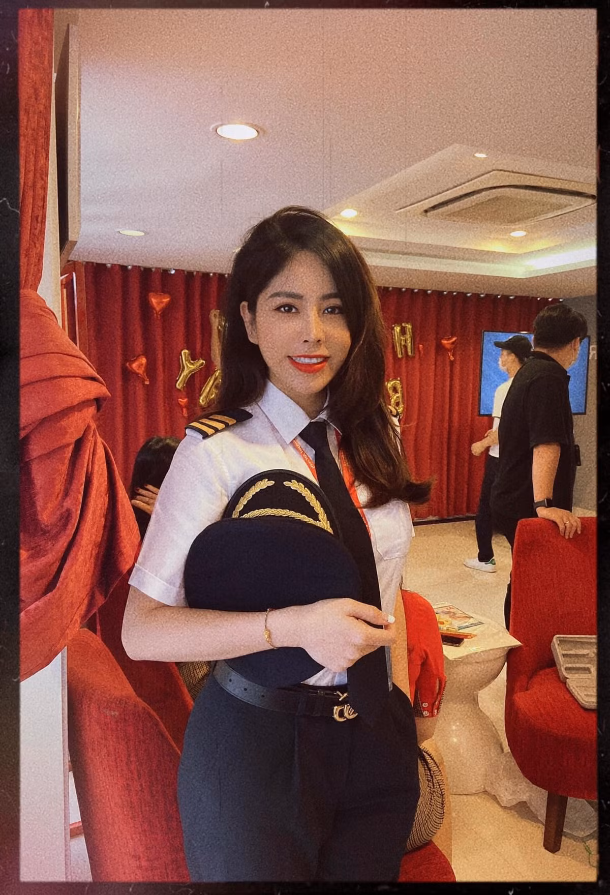 Võ Hồng Hạnh sinh năm 1985 là nữ cơ phó nổi đình đám MXH nhờ sở hữu sắc vóc đẹp miễn chê.