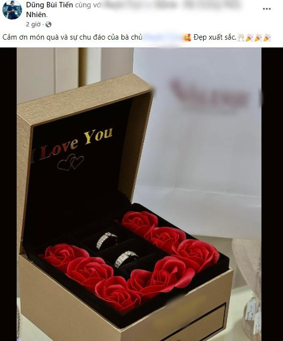 Mới đây trên Facebook cá nhân, chàng thủ môn gây chú ý khi khoe một cặp nhẫn kim cương như đã được chuẩn bị từ trước. Nhận cặp nhẫn, Tiến Dũng chia sẻ hai từ "xuất sắc" và dành lời cảm ơn đến đơn vị đã sản xuất cho anh món quà đặc biệt ý nghĩa này.
