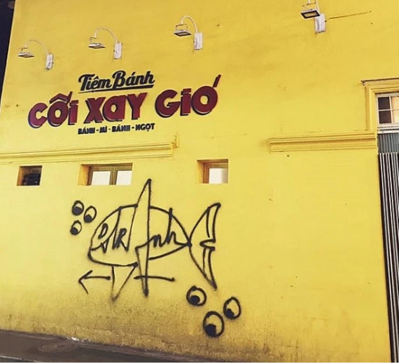 Bức tường vàng Cối Xay Gió, địa điểm check-in ưa thích của giới trẻ khi đến Đà Lạt từng bị vẽ bậy đã khiến nhiều người bức xúc.