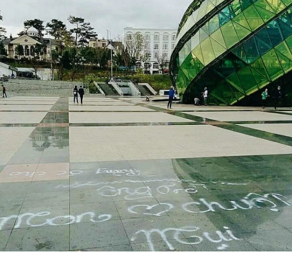 Xả rác chán, nhiều du khách lại ngang nhiên vẽ bậy trên quảng trường Lâm Viên, nơi được mệnh danh là trái tim của thành phố Đà Lạt.