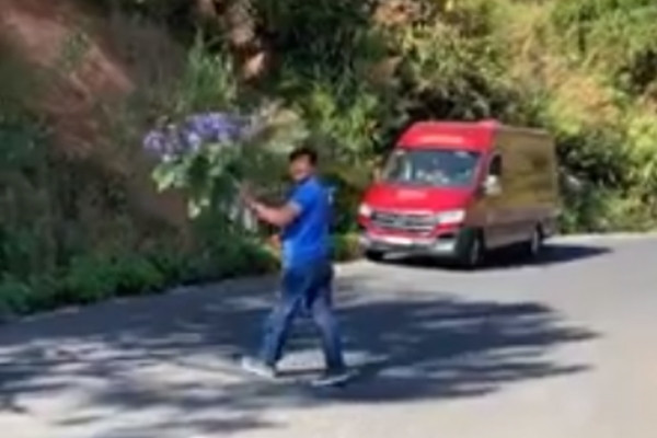 Bất bình trước hành động bẻ hoa phản cảm, một người dân sống ở Đà Lạt đã quay clip, đăng tải lên mạng xã hội Facebook.