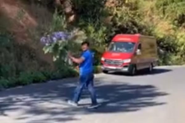 Bất bình trước hành động bẻ hoa phản cảm, một người dân sống ở Đà Lạt đã quay clip, đăng tải lên mạng xã hội Facebook.