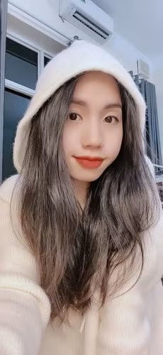 Nữ cầu thủ cho biết mình cũng giống những người con gái khác, thích mặc váy, make up hay luôn shopping vào thời gian rảnh. Ảnh: Tổng hợp