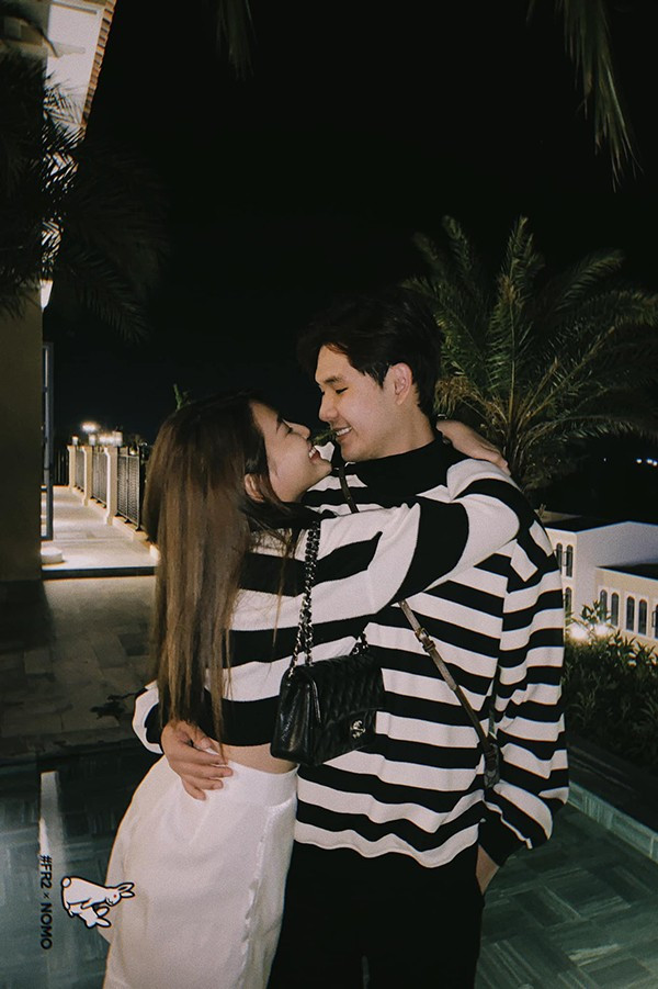 Cụ thể trên trang cá nhân, hot girl An Vy đã gửi lời chúc mọi người một ngày Valentine vui vẻ, đồng thời chia sẻ những hình ảnh thân mật đầy tình cảm bên bạn trai – Đỗ Nguyên Phúc.