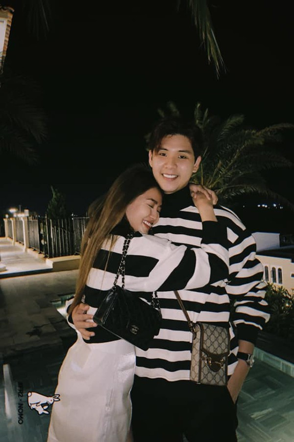 Gái xinh cũng không quên tag tên anh chàng này trên dòng trạng thái để đánh dấu chủ quyền.