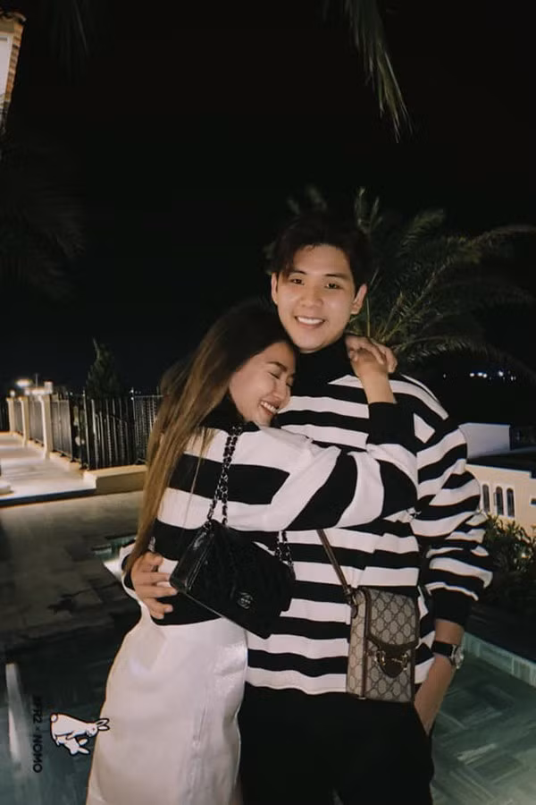 Gái xinh cũng không quên tag tên anh chàng này trên dòng trạng thái để đánh dấu chủ quyền.