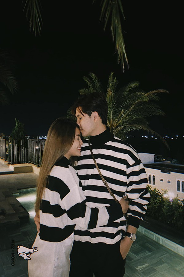 Được biết, Đỗ Nguyên Phúc là 1 chàng ca sĩ mới nổi được nhiều bạn trẻ yêu mến, chủ nhân của ca khúc Tình như cái bình bể hay Lời nói điêu trên môi em… An Vy thường xuyên là nữ chính trong các MV của Đỗ Nguyên Phúc.