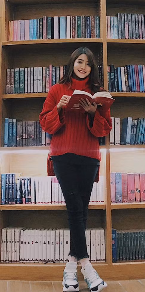 Nhan sắc của nữ streamer "tân binh" này được nhiều người đánh giá là xinh đẹp như nữ thần thế hệ mới.