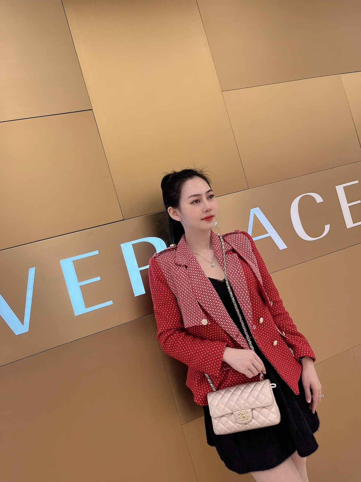 Cùng năm 2017, Yến Xôi đón con trai đầu lòng. Không chỉ chăm con giỏi, giữ lửa gia đình, cô còn kinh doanh online và phụ chồng trong công việc.