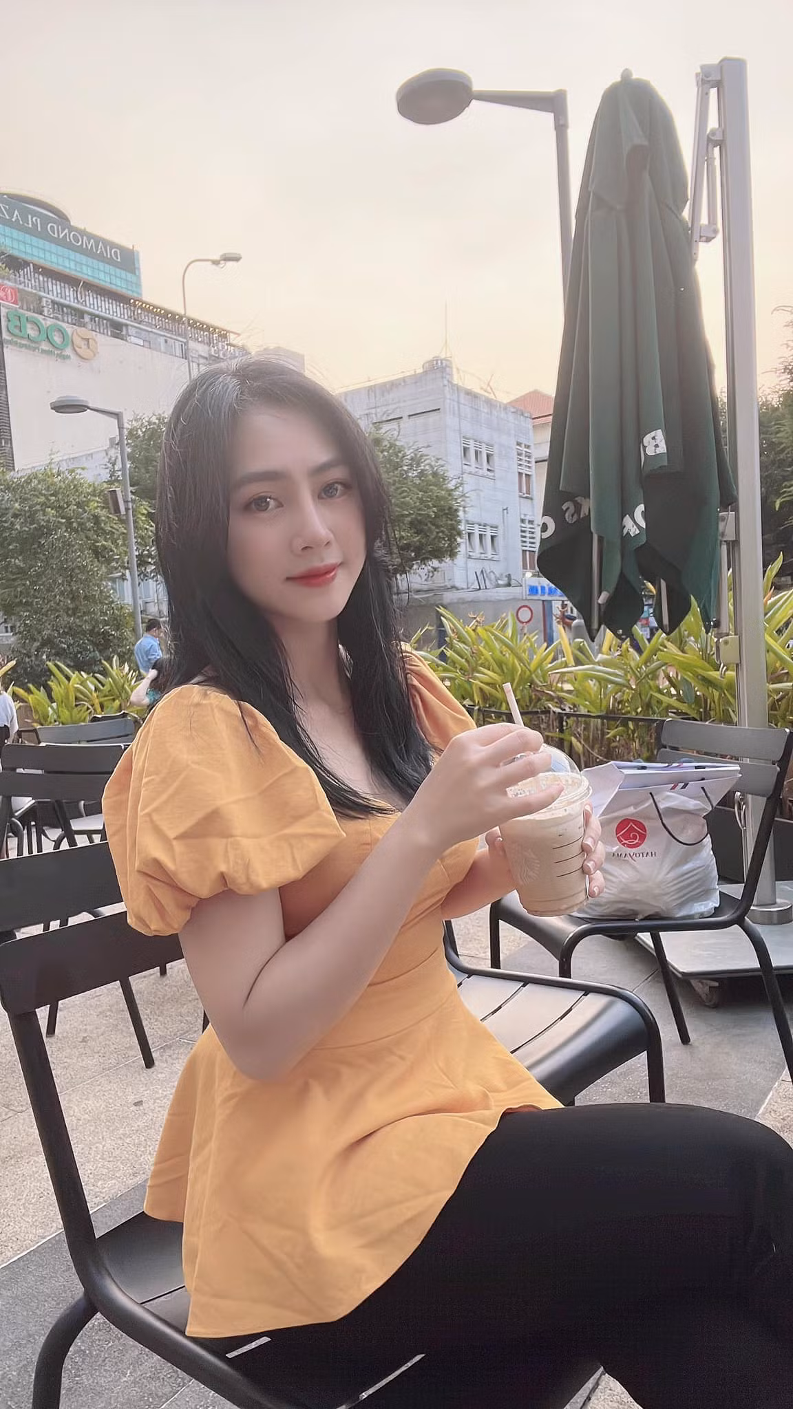 Hiện tại, cô đã là bà mẹ hai con. Mặc dù vậy, Yến Xôi vẫn giữ gìn được nhan sắc xinh đẹp và vóc dáng quyến rũ khiến mọi người trầm trồ.