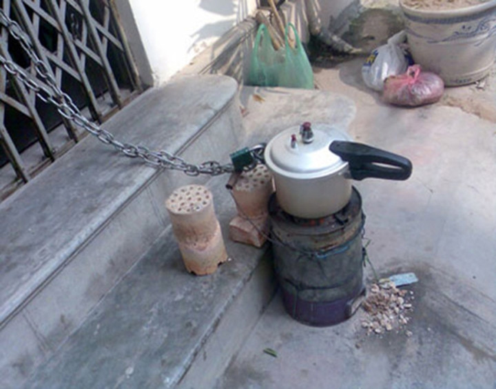 Thời buổi trộm cắp không biết đâu mà lường, nên là có cái nồi cũng phải khóa cho an tâm.