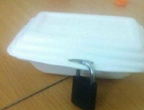 Hộp cơm chẳng đáng giá bao nhiêu thế nhưng chủ nhân của nó vẫn rất cẩn thận khóa lại. Ảnh: Tổng hợp