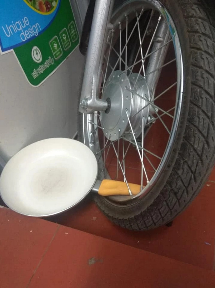 Đã khám phá ra công dụng thứ 2 của chảo, không chỉ để chiên rán mà còn có thể dùng làm xích xe.