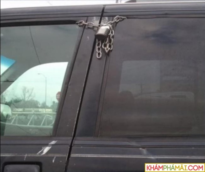 Khóa xe hơi chưa đủ chắc chắn, làm thêm bộ khóa vật lý cho an toàn.