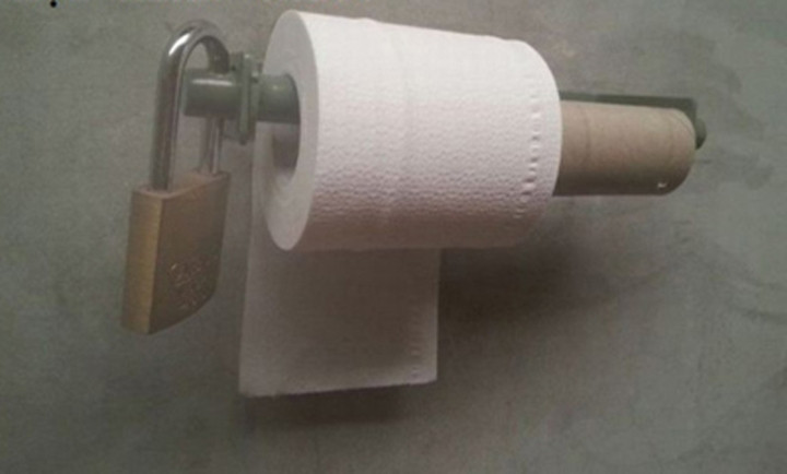 Giấy vệ sinh cũng mất kha khá tiền mua đấy, phải bảo quản cho kỹ.