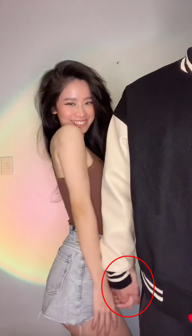 Những khoảnh khắc với đủ cung bậc cảm xúc của cặp đôi từ ngọt ngào, lầy lội đến tình tứ cũng được chia sẻ.