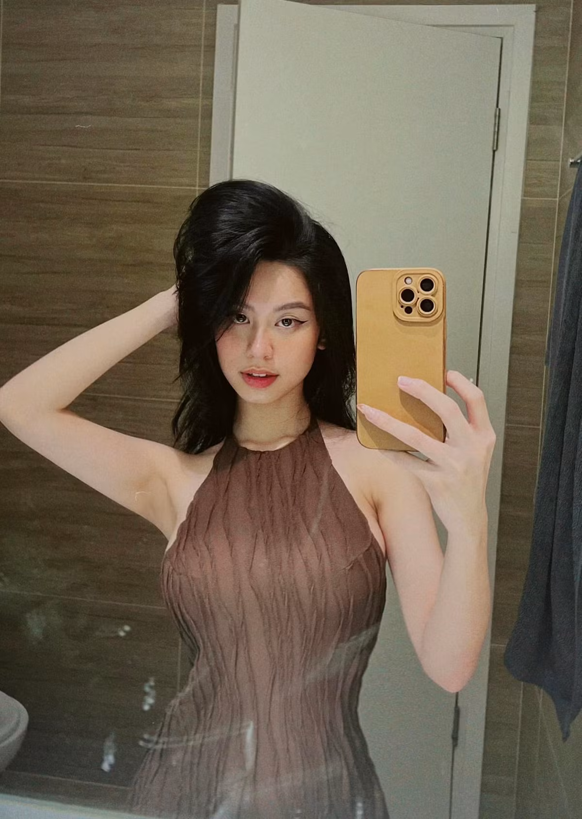 Sau khi Huyme "xả kho ảnh" hé lộ khoảnh khắc ngọt ngào chưa từng công bố bên Hàn Hằng thì mới đây, nàng hot girl cũng đáp lại bằng đoạn clip TikTok uống rượu.