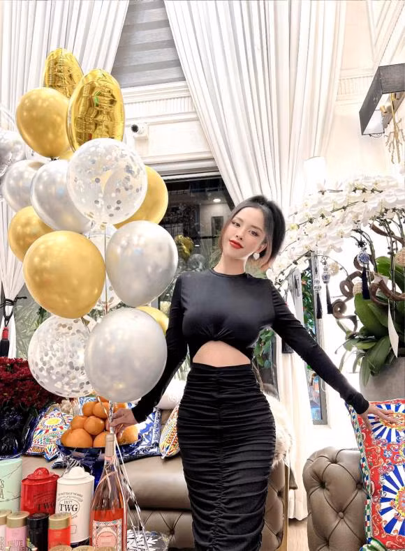 Mai Tây gây chú ý với vẻ đẹp trẻ trung, thần thái cuốn hút. Trong khi gái xinh Trang Pilla thu hút với nhan sắc rực rỡ dù là mẹ 2 con.