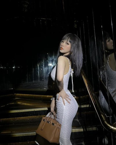 Thành công trên con đường kinh doanh, cô nàng thỏa mãn đam mê mua sắm và khiến nhiều người trầm trồ với loạt giày dép, túi xách đắt đỏ.