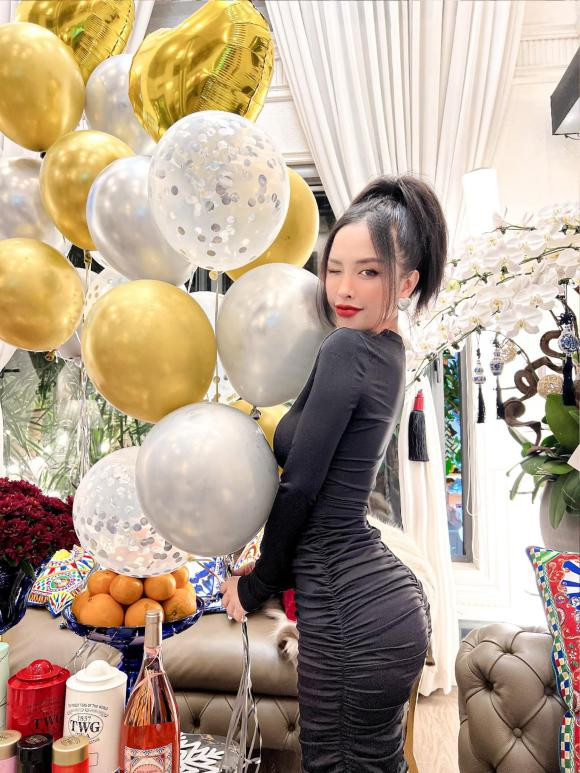 Nếu bắt buộc phải so kè nhan sắc của cả 2 thì cả hai đều không thua kém nhau. Đáng chú ý là Trang Pilla hơn Mai Tây 6 tuổi.