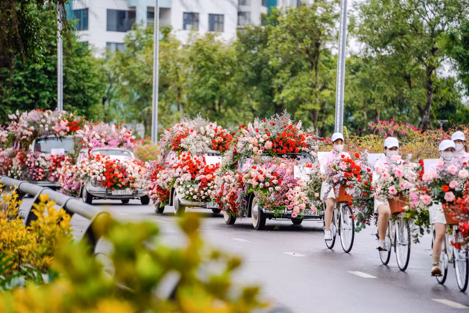 Rừng hoa khổng lồ này được xem như màn tỏ tình ấn tượng với hàng triệu người dân Hà Nội.