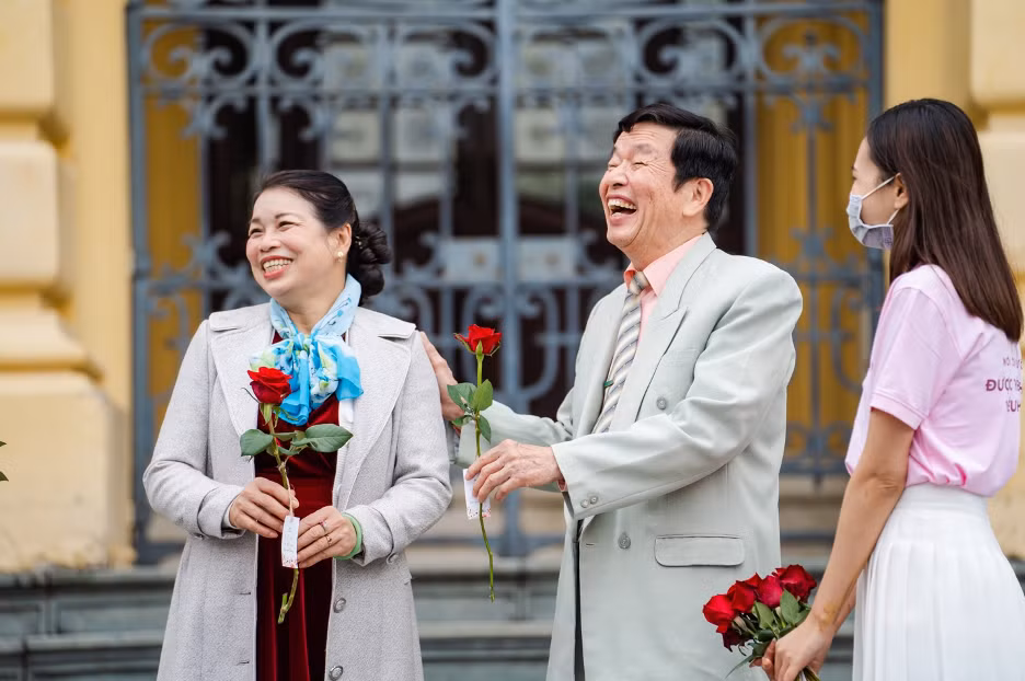 Và Ngày lễ tình yêu, 99.999 đoá hoa từ Ecopark gửi tới tất cả mọi người, không đơn thuần là một đoá hoa, đó là tình yêu thương được trao đi. Với Ecopark, dù bạn là ai, giàu nghèo, già trẻ bạn đều xứng đáng được yêu thương mỗi ngày” - Vị đại diện tập đoàn Ecopark nói thêm.