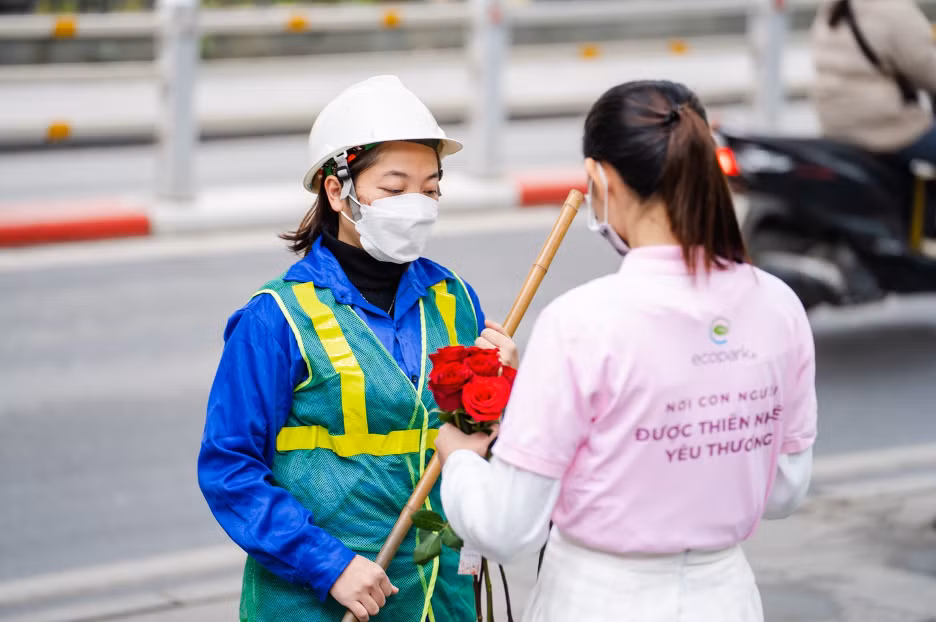 Trên cung đường diễu hành, đoàn xe sẽ dừng lại trên hàng chục điểm dừng để tặng hoa cho mọi người.