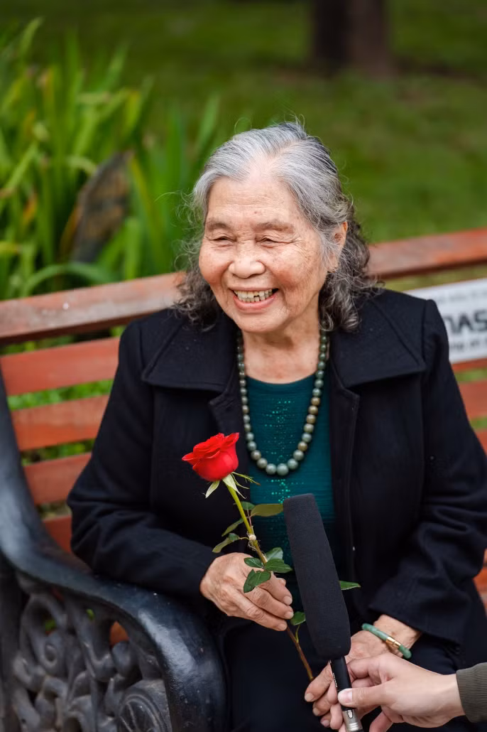 Cụ Nguyễn Thị Tuyết, 85 tuổi, nhận hoa không dấu được xúc động: “Ông mất đã 6 năm rồi, từ ngày ông mất bà không còn ai được tặng hoa nữa. Bà cũng chẳng biết ngày lễ tình yêu là gì đâu, nhưng đoá hoa này bà sẽ mang về để tặng ông”.