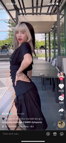 Tuy nhiên dòng chia sẻ này cũng nhận được về nhiều ý kiến trái chiều. Có người ủng hộ cô, một số người khác lại cho rằng là một người nổi tiếng thì không nên hơn thua đến cùng với cư dân mạng.