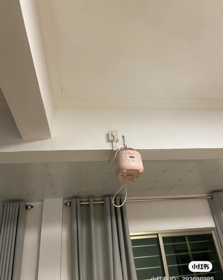 Cách nấu cơm độc nhất vô nhị của một gia đình nào đó, thay vì cắm điện dưới sàn nhà thì họ treo lên hẳn nóc nhà.