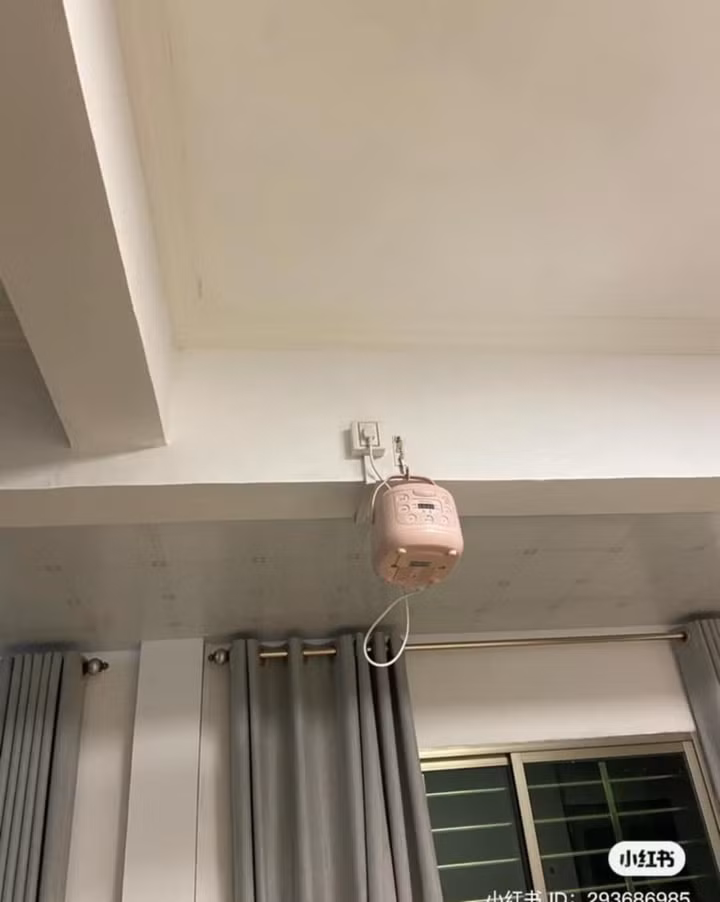 Cách nấu cơm độc nhất vô nhị của một gia đình nào đó, thay vì cắm điện dưới sàn nhà thì họ treo lên hẳn nóc nhà.
