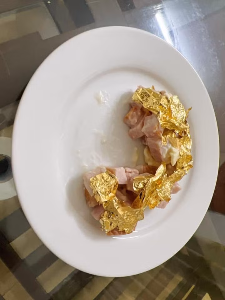 Một thảm họa ăn uống khác đến từ phiên bản salad thịt dát vàng.