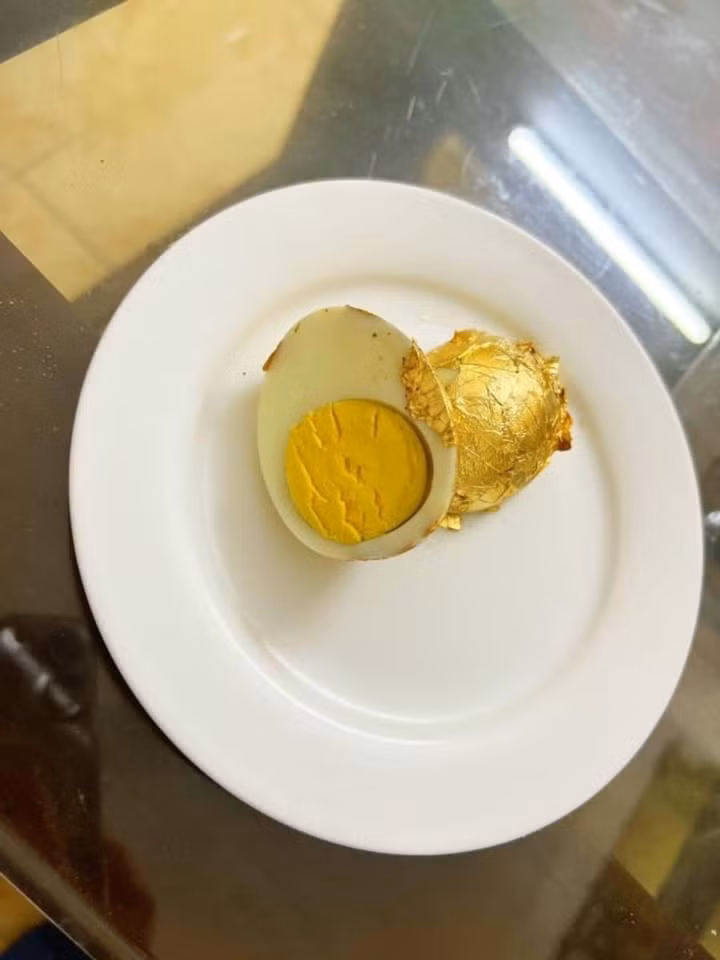 Trứng dát vàng phiên bản nhà làm thật sự khó có thể nuốt nổi.