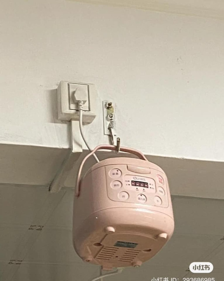 Cư dân mạng còn trêu đùa rằng gia đình này chỉ có mỗi một ổ cắm điện nên đành bất đắc dĩ mới làm vậy.