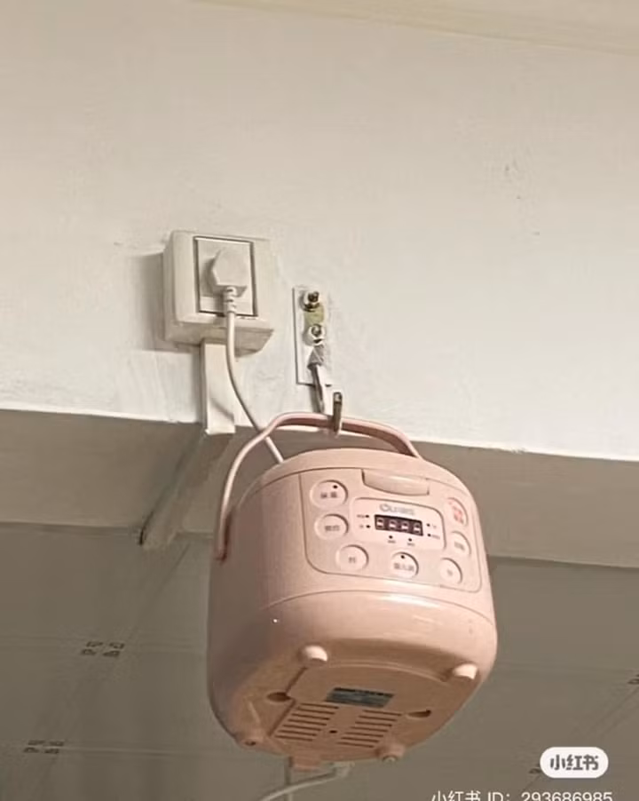 Cư dân mạng còn trêu đùa rằng gia đình này chỉ có mỗi một ổ cắm điện nên đành bất đắc dĩ mới làm vậy.