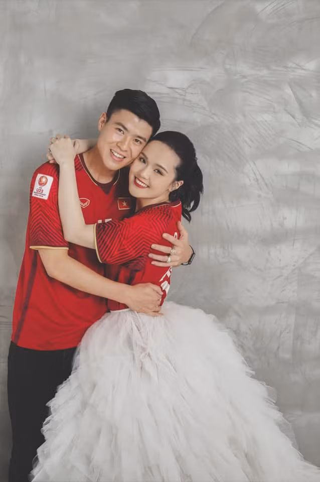 Duy Mạnh kết hôn cùng Quỳnh Anh vào cuối năm 2020, cả hai từng có một chuyện tình viên mãn.