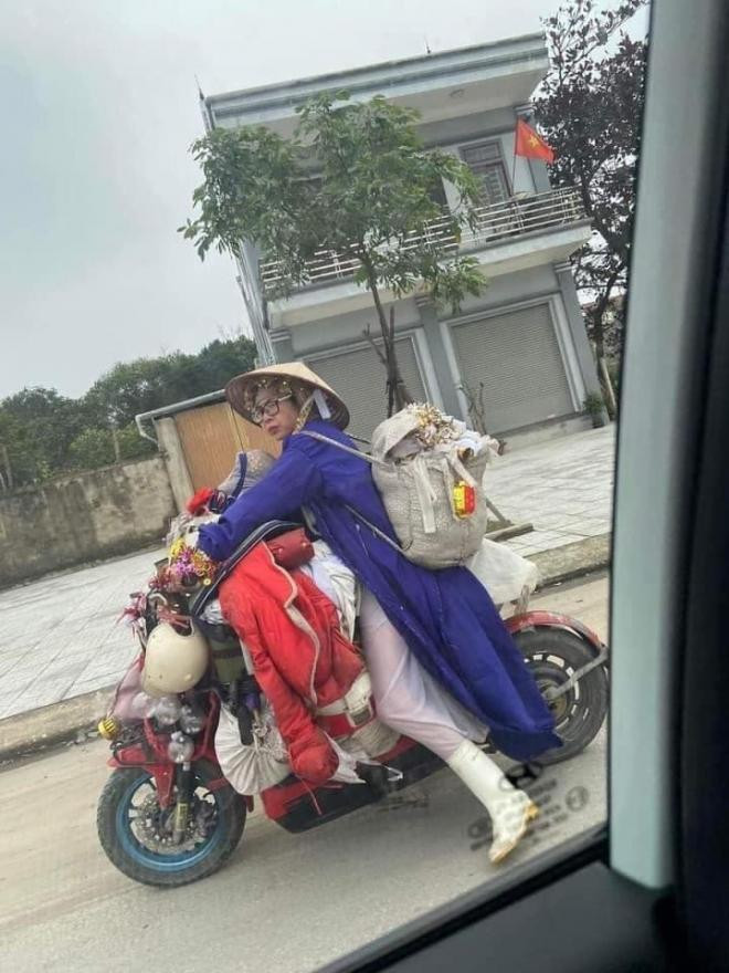 Vẫn là chiếc áo màu xanh dài khoác ngoài và đồ đạc lỉnh kỉnh nhưng hình ảnh chụp ở Nghệ An, Bella lại đi một chiếc xe khác.