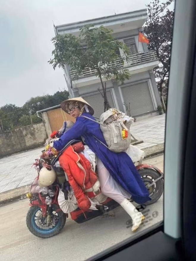 Vẫn là chiếc áo màu xanh dài khoác ngoài và đồ đạc lỉnh kỉnh nhưng hình ảnh chụp ở Nghệ An, Bella lại đi một chiếc xe khác.