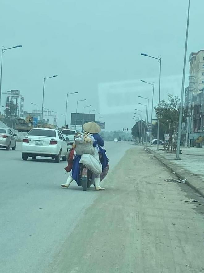 Bella khiến nhiều người ngán ngẩm hơn khi điều khiển phương tiện với bộ đồ rườm rà, chân đi ủng, đầu đội nón lá, nói không với khẩu trang và mũ bảo hiểm.