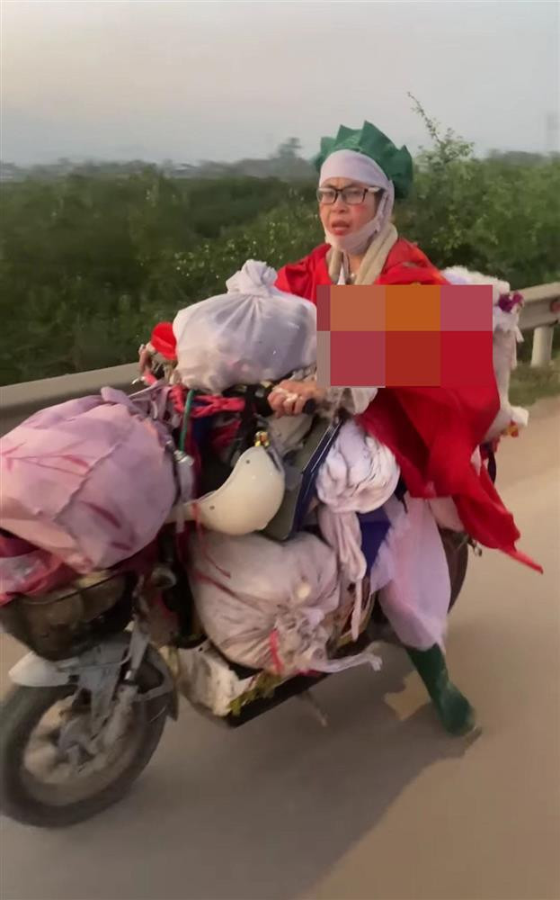 Trong diễn biến mới nhất, một tài khoản cho biết Bella vừa có mặt tại TP Vinh. Vì không có tiền nên trên đường di chuyển cô sẽ xin cơm của nhà dân bên đường, tiện thể sạc nhờ luôn xe đạp điện.