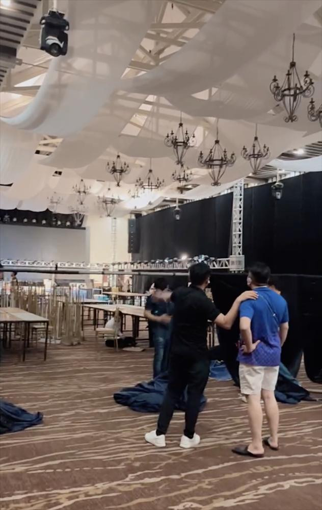 Qua một vài khoảnh khắc có thể thấy, bữa tiệc sẽ ngập tràn hoa tươi, dự kiến còn có cả sân khấu hoành tráng.