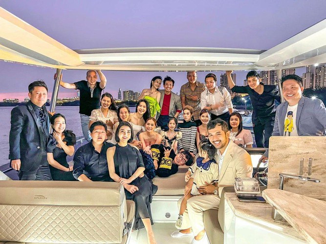 Trước đó, vợ chồng doanh nhân Quốc Vũ chi tiền khủng để tổ chức tiệc sinh nhật Di Băng trên du thuyền. Trong không gian sang chảnh, Đoàn Di Băng và chồng cũng không ngần ngại thể hiện những cử chỉ tình tứ, ngọt ngào.