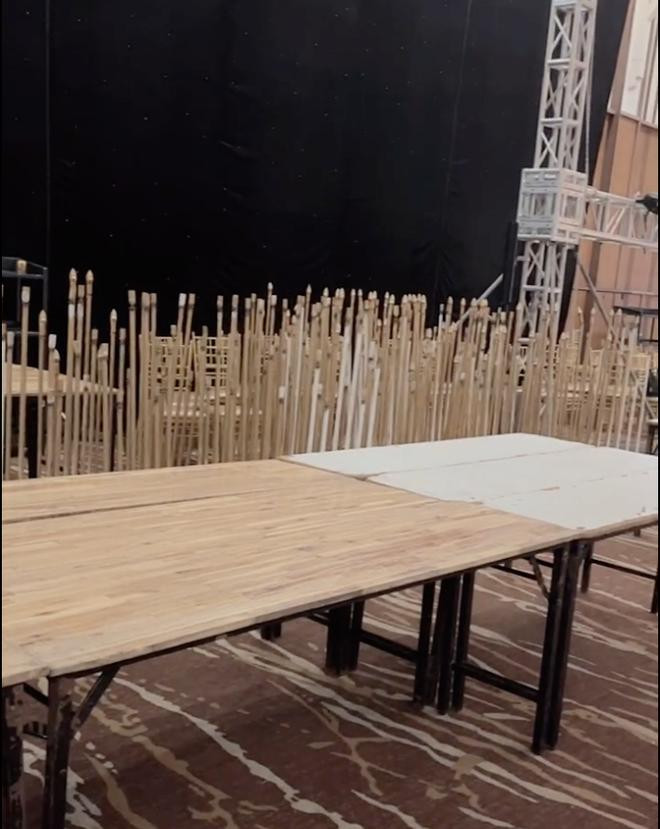 Di Băng cho biết bữa tiệc sinh nhật của cô đầu tư gần 4 tấn hoa tươi, không gian này sẽ chứa được tối đa 400 người nhưng Di Băng chỉ gói gọn quy mô 100 khách.